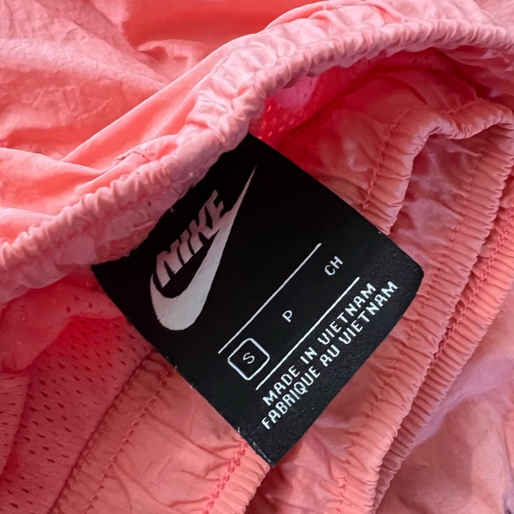 Nike woven trousers- wind breakers - Picture 2 of 4